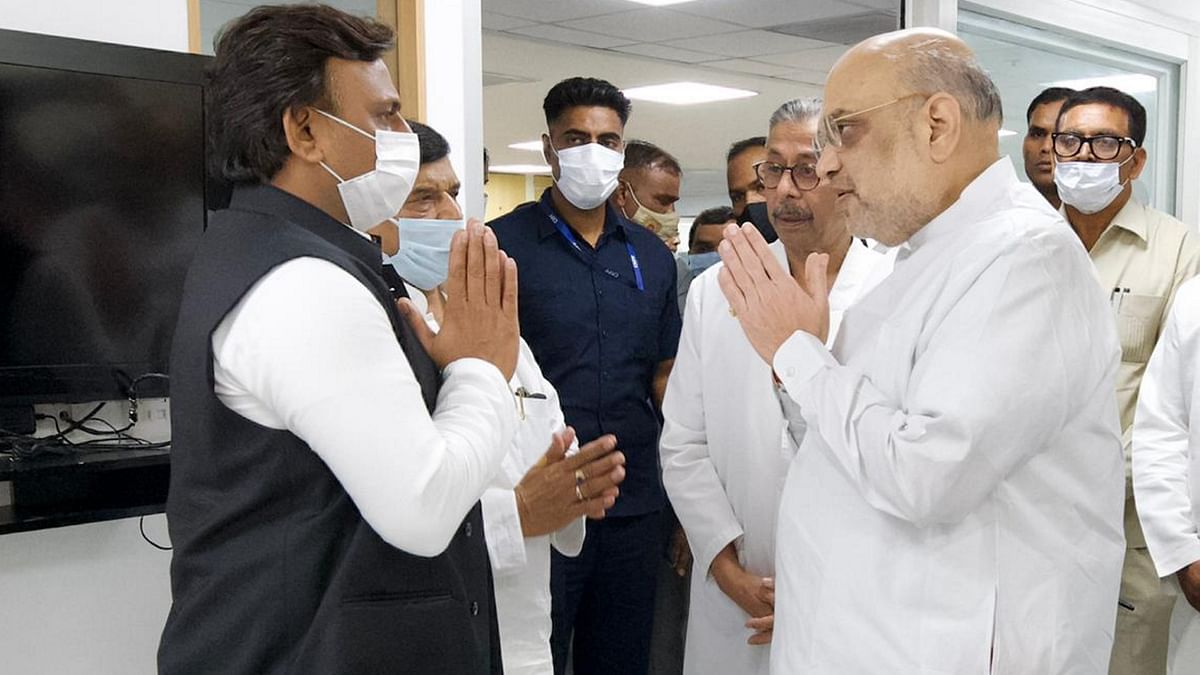 Union Home Minister Amit Shah offers condolences to Samajwadi Party President Akhilesh Yadav, at Medanta Hospital, in Gurugram. Credit: PTI Photo