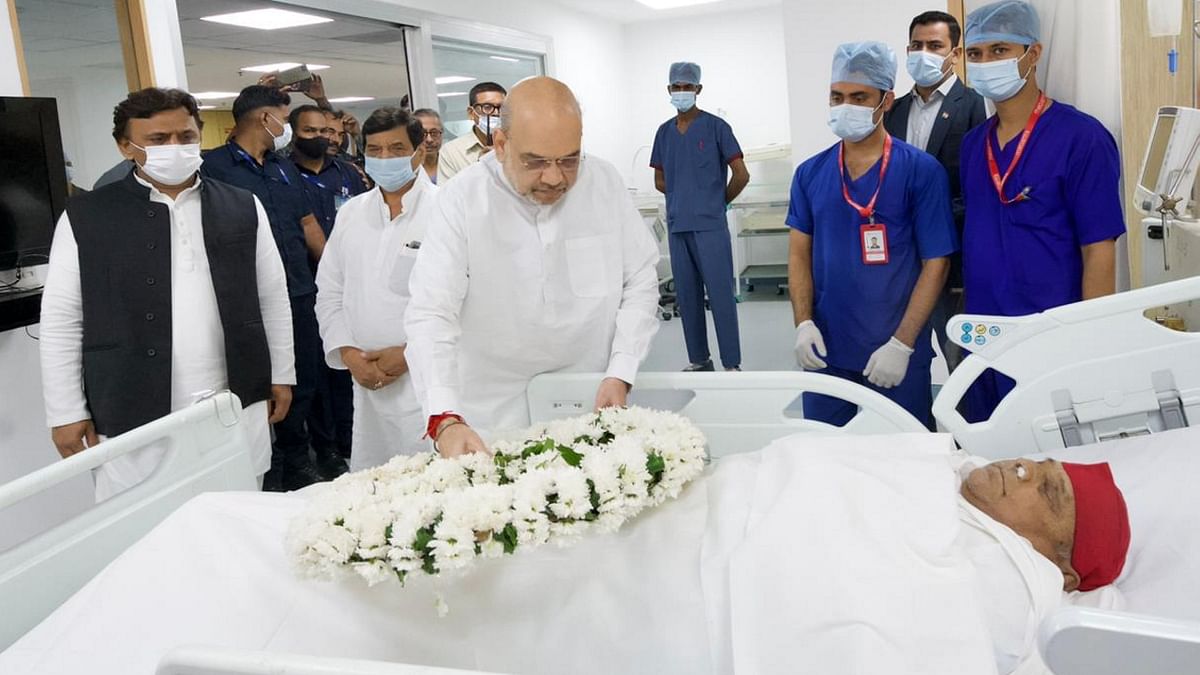 Amit Shah pays his last respects to the mortal remains of Samajwadi Party founder Mulayam Singh Yadav. Credit: PTI Photo