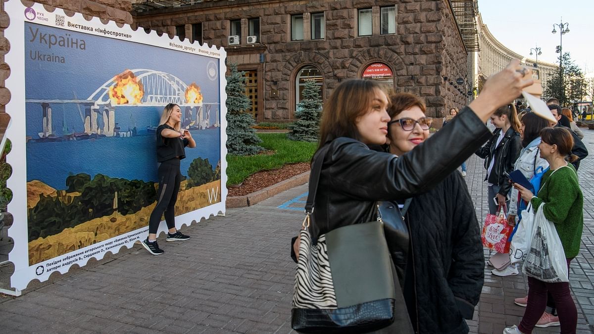 An artwork set in the Ukrainian capital Kyiv showing two fiery blasts on the bridge witnessed several Ukrainians clicking selfies and photos around it. Credit: Reuters Photo