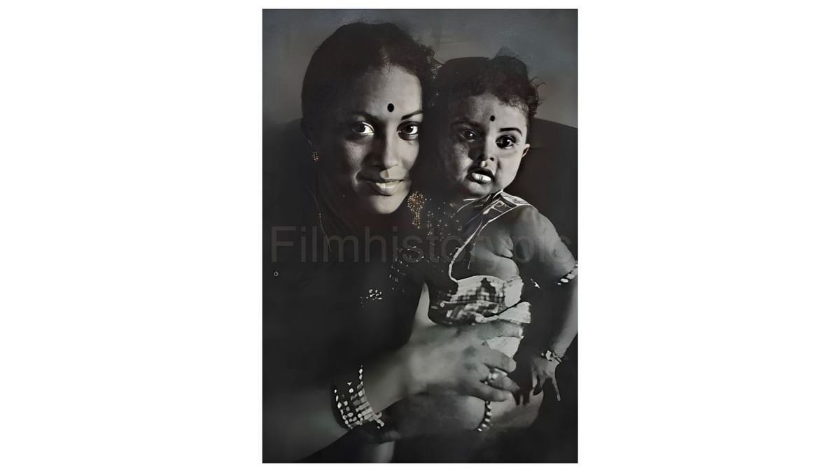 Rekha was born out of wedlock to Tamil superstar Gemini Ganesan and Telugu actress Pushpavalli on October 10, 1954. In this photo, she is seen with her mother. Credit: Twitter/FilmHistoryPic