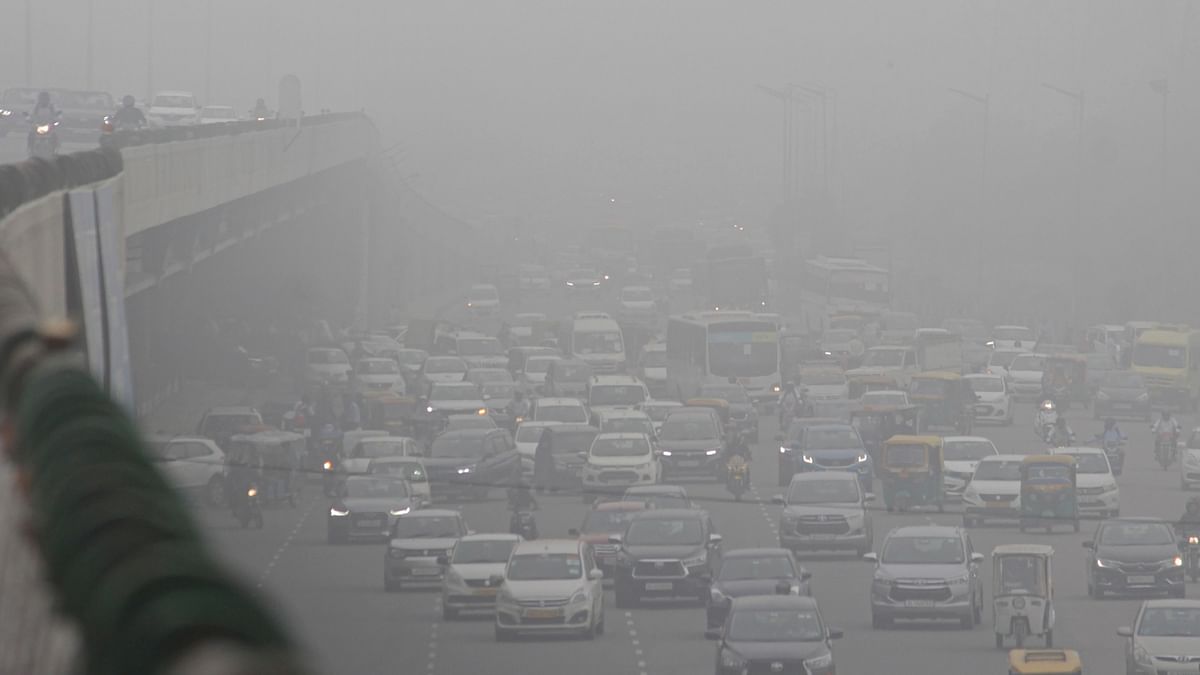 The visibility at the Safdarjung Observatory, Delhi's primary weather station, dropped to 600 metres and to 350 metres at the Palam weather station at 8.30 am. Credit: PTI Photo