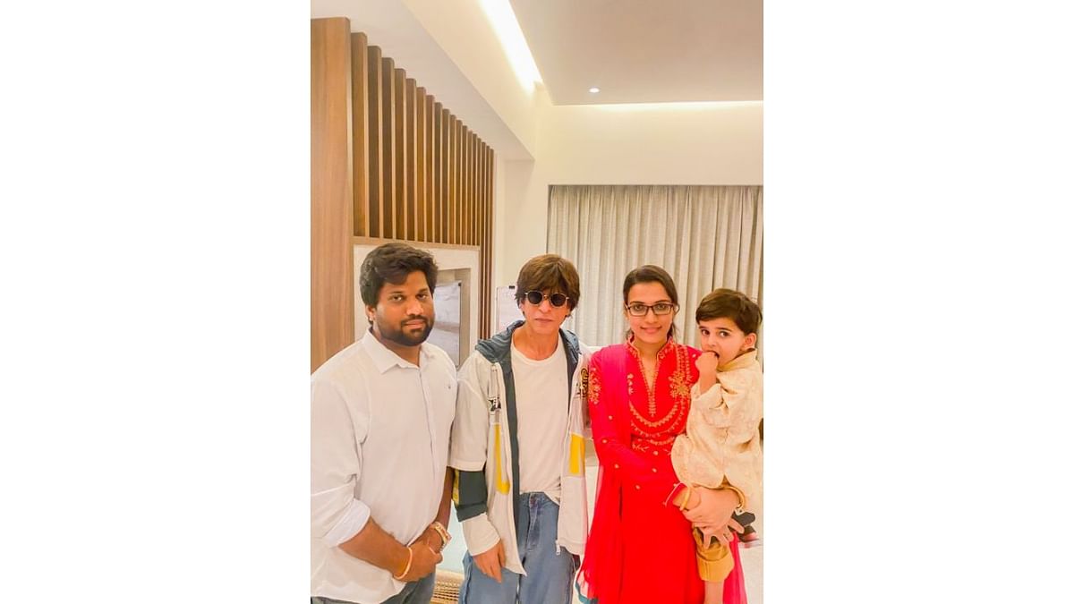 Shah Rukh Khan poses with his fans. Credit: Special Arrangement