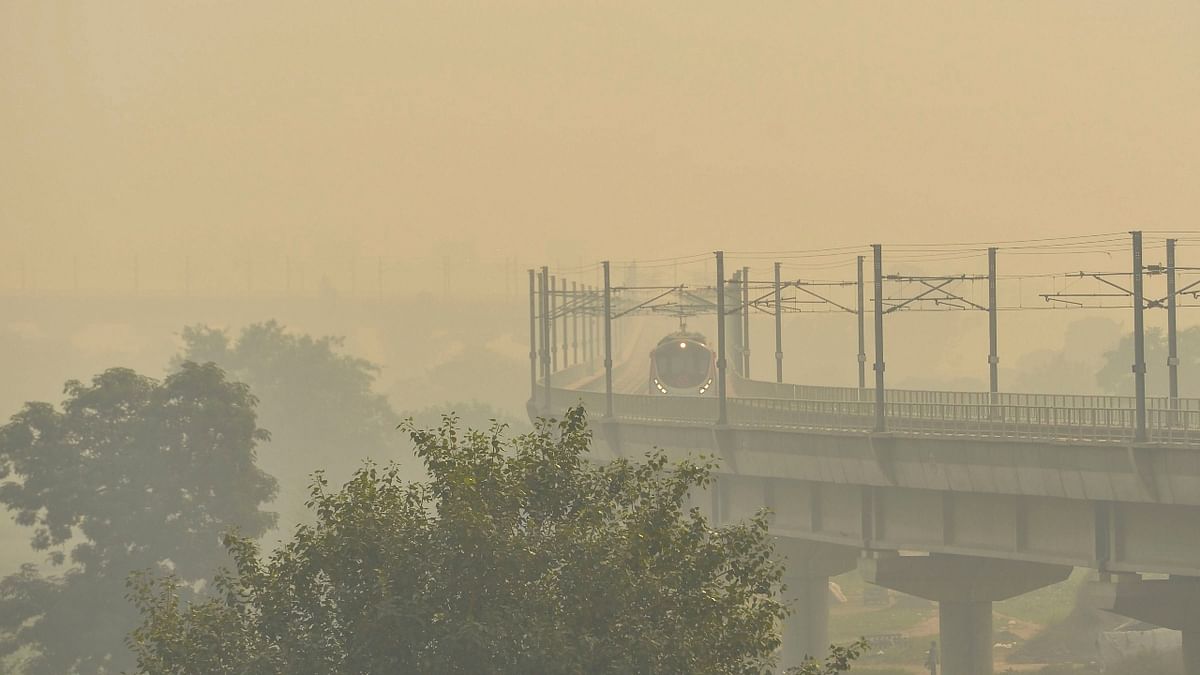 Data from the Central Pollution Control Board (CPCB) showed that the AQI of Anand Vihar was recorded at 428 or the 'severe' category on October 17. Credit: PTI Photo