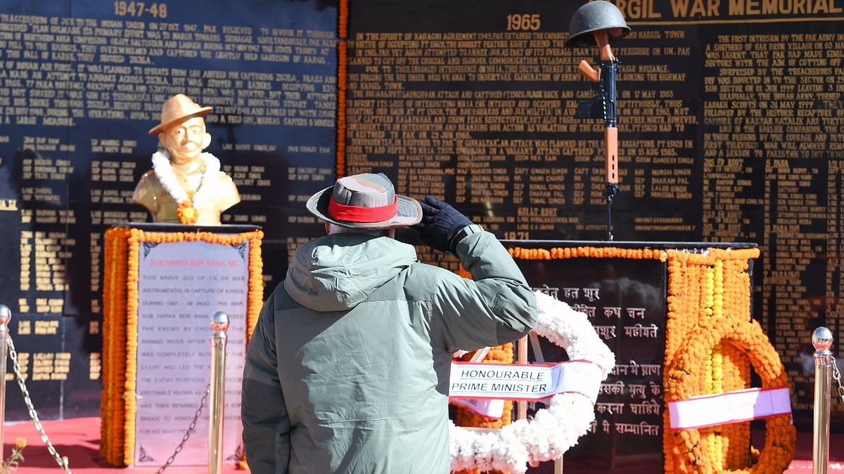 The Prime Minister also laid a wreath at the Kargil War Memorial and paid tribute to the army personnel who lost their lives in 1999. Credit: Twitter/@narendramodi