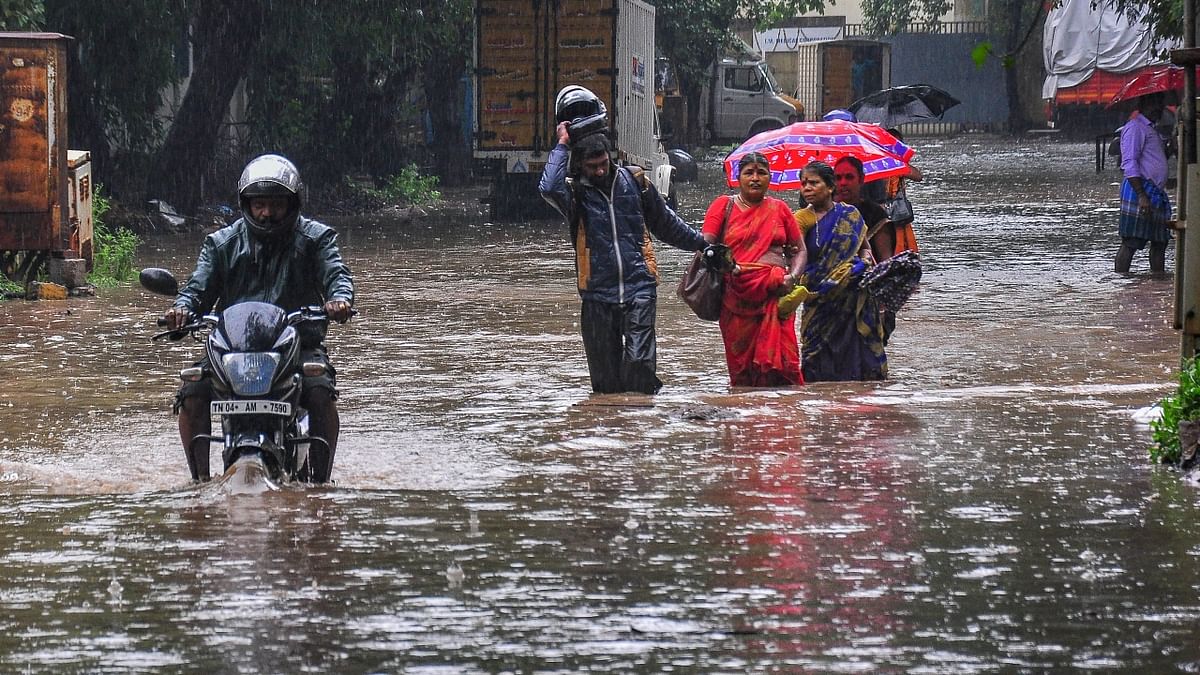 The IMD has predicted heavy to very heavy rain in Chennai, Tiruvallur, Kancheepuram, Chengalpattu, Vellore, Ranipet, Tirupattur and Tiruvanamallai districts of Tamil Nadu in the next 24 hours. Credit: PTI Photo