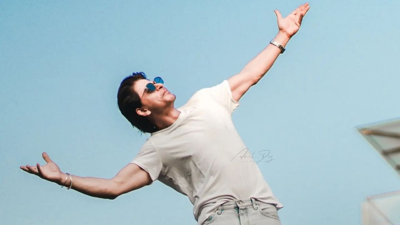 On 58th B'day, SRK Greets Fans With Signature Pose