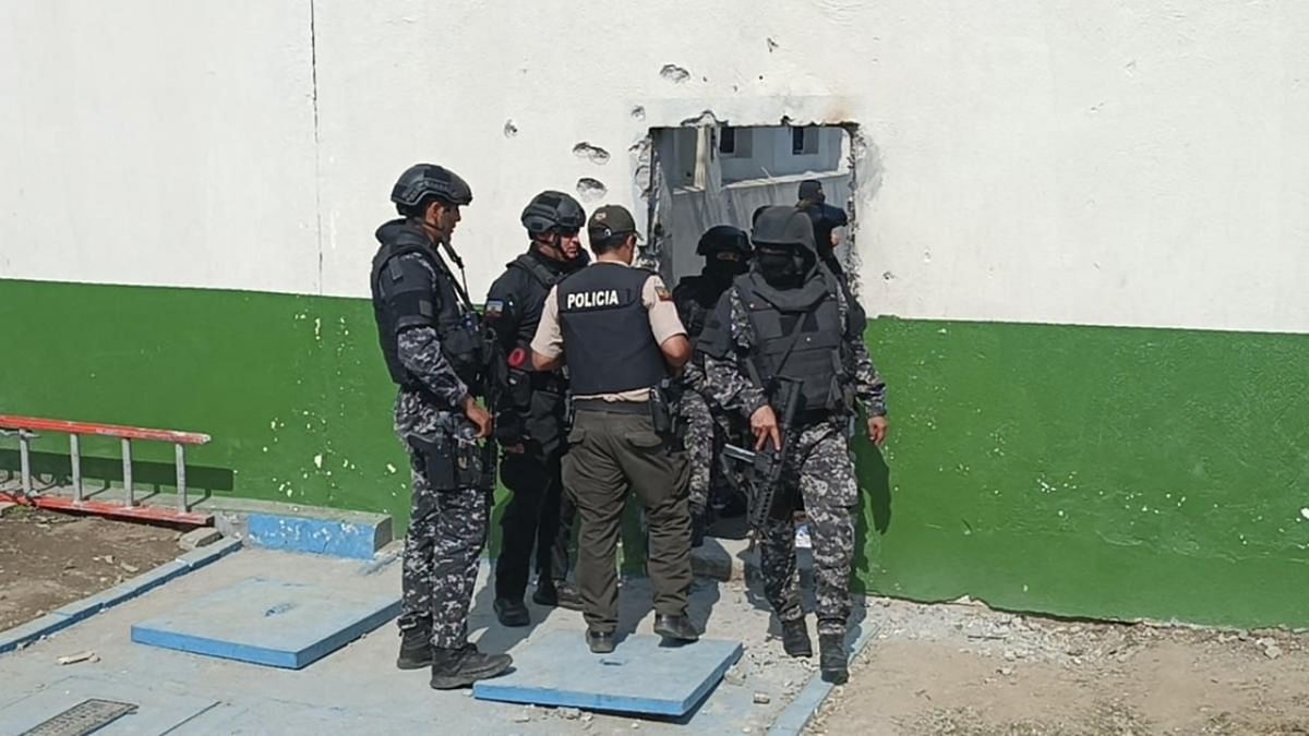 Security forces during an operative at Guayas 1 prison after an attempted riot in Guayaquil, Ecuador. Credit: AFP Photo/SNAI
