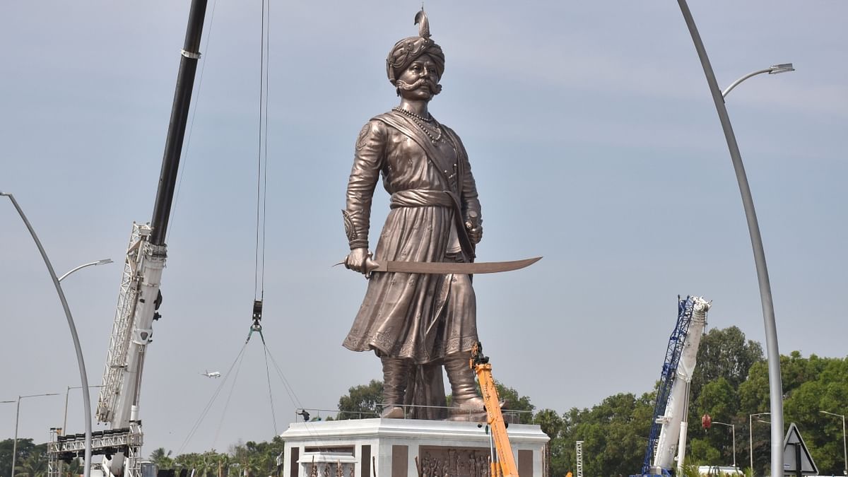 PM Modi also unveiled a 108-feet bronze statue of the city's founder Nadaprabhu Kempegowda. Credit DH Photo/BK Janardhan