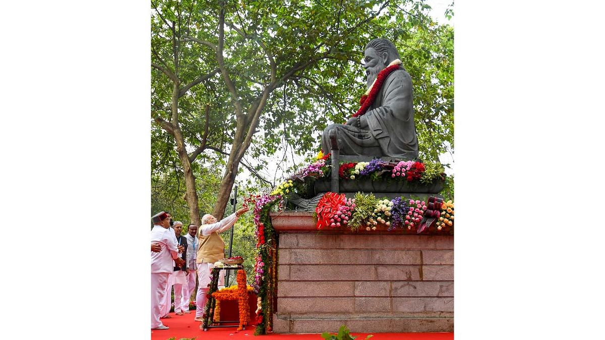 He then paid tribute to the statue of Maharshi Valmiki, the author of the epic 'Ramayana'. Credit: Twitter/@narendramodi