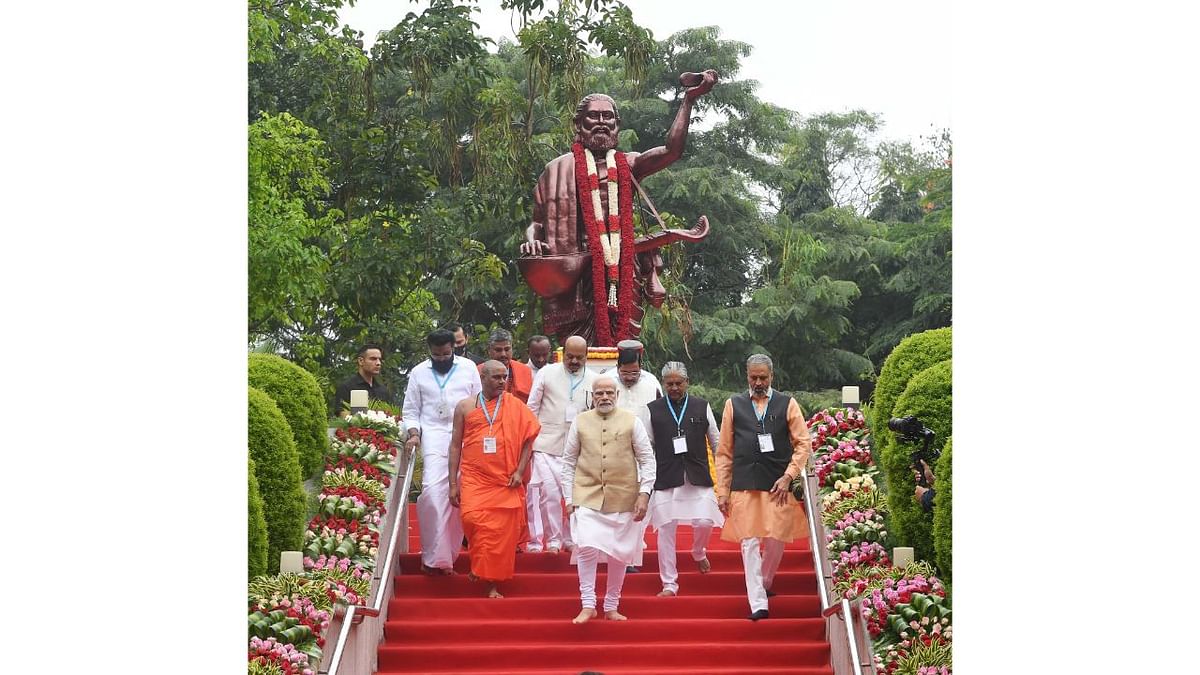 PM Modi first visited the Vidhana Soudha to pay floral tributes to Kanaka Dasa on the auspicious occasion of Kanaka Dasa Jayanti. Credit: PIB