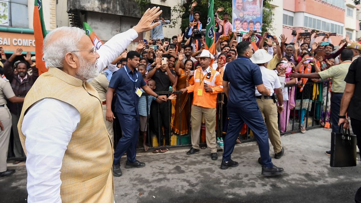 On his way to flag off the Vande Bharat Express and Bharat Gaurav Kashi Darshan trains, PM Modi stopped his car and waved at enthusiastic groups of party workers and supporters. Credit: Twitter/@narendramodi.