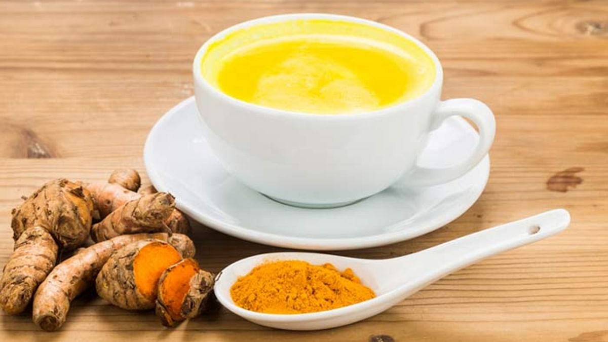 Turmeric Milk: Drinking turmeric milk increases antioxidants in the body which helps in fighting cell damage and reduces oxidative stress on the body. It can also help the body recover from coughs, colds, flu, and other seasonal diseases. This is one of the easiest and best ways to combat air pollution. Credit: DH Pool Photo