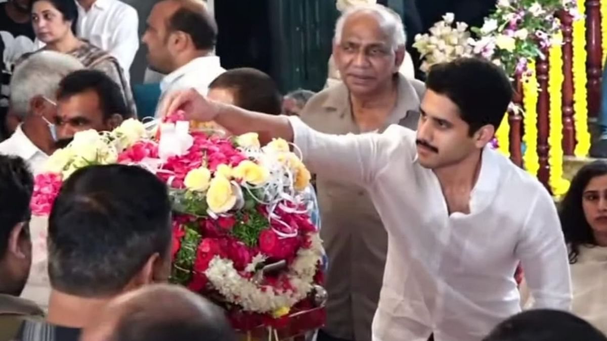 Actor Naga Chaitanya pays his last respects to Telugu superstar Krishna in Hyderabad. Credit: Twitter/@SureshKondi_