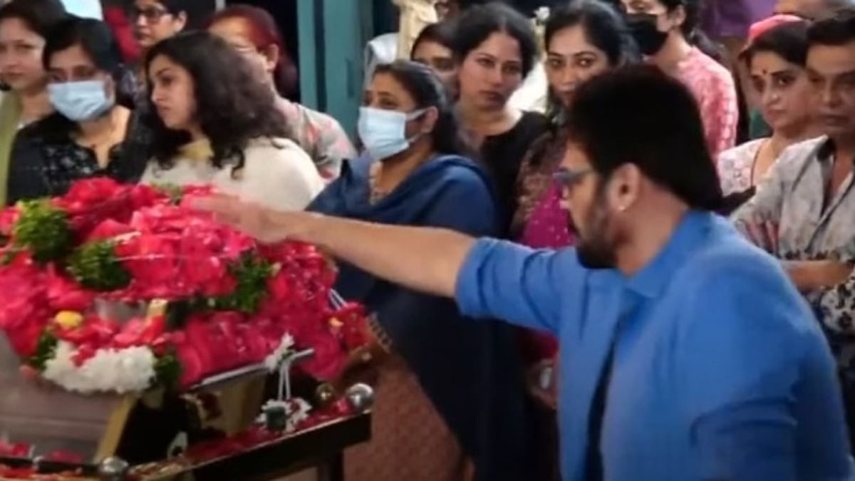 Actor Venkatesh pays his last respects to Telugu superstar Krishna in Hyderabad. Credit: Twitter/@SureshKondi_