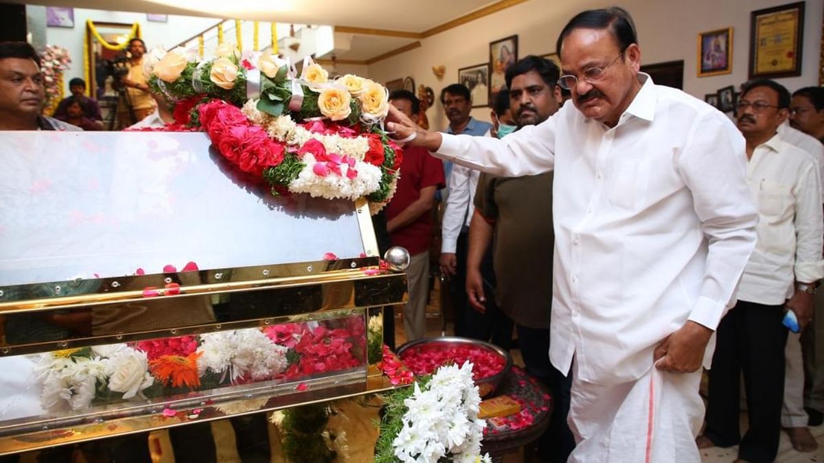 Former vice-president of India M Venkaiah Naidu pays homage to superstar Krishna in Hyderabad. Credit: Twitter/@baraju_SuperHit