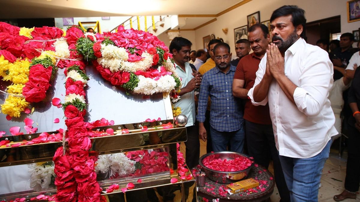 Chiranjeevi pays his last respects to the mortal remains of Telugu superstar Krishna in Hyderabad. Credit: Twitter/@baraju_SuperHit