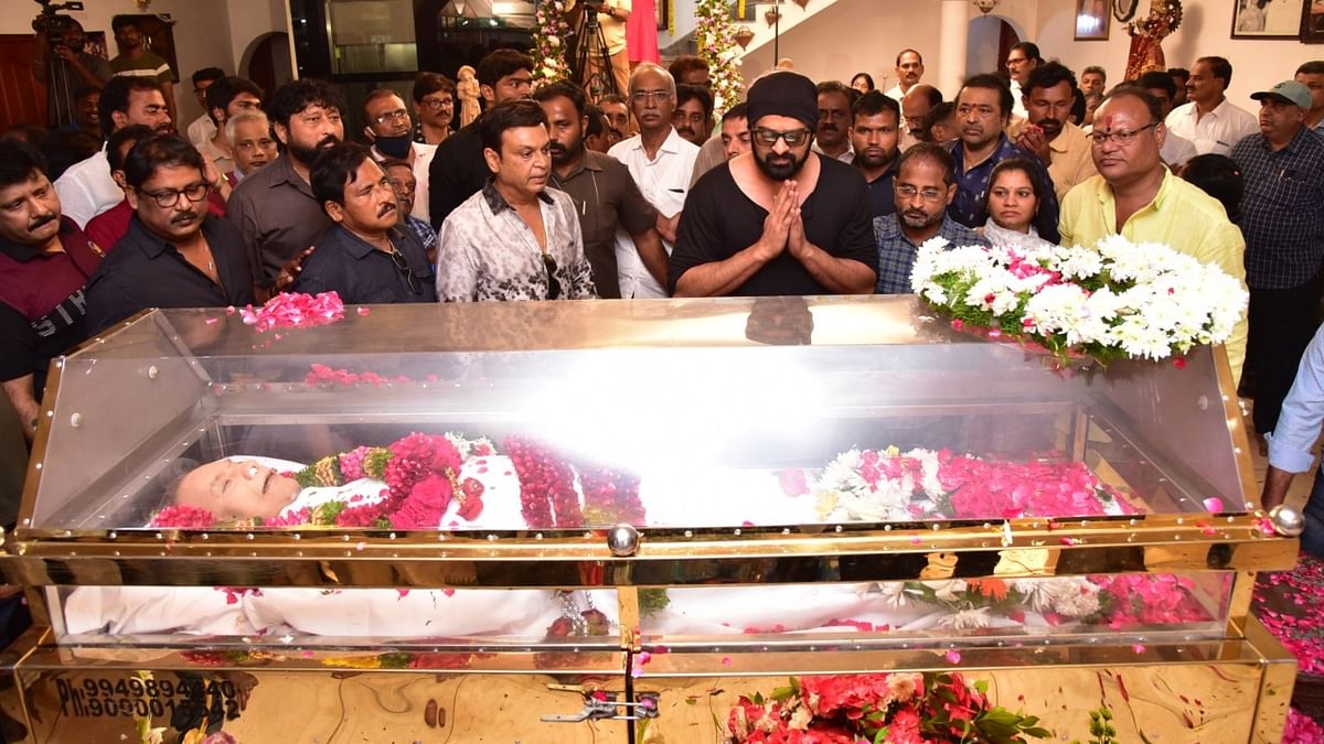 'Baahubali' star Prabhas pays his last respects to Telugu superstar Krishna in Hyderabad. Credit: Twitter/@SureshKondi_