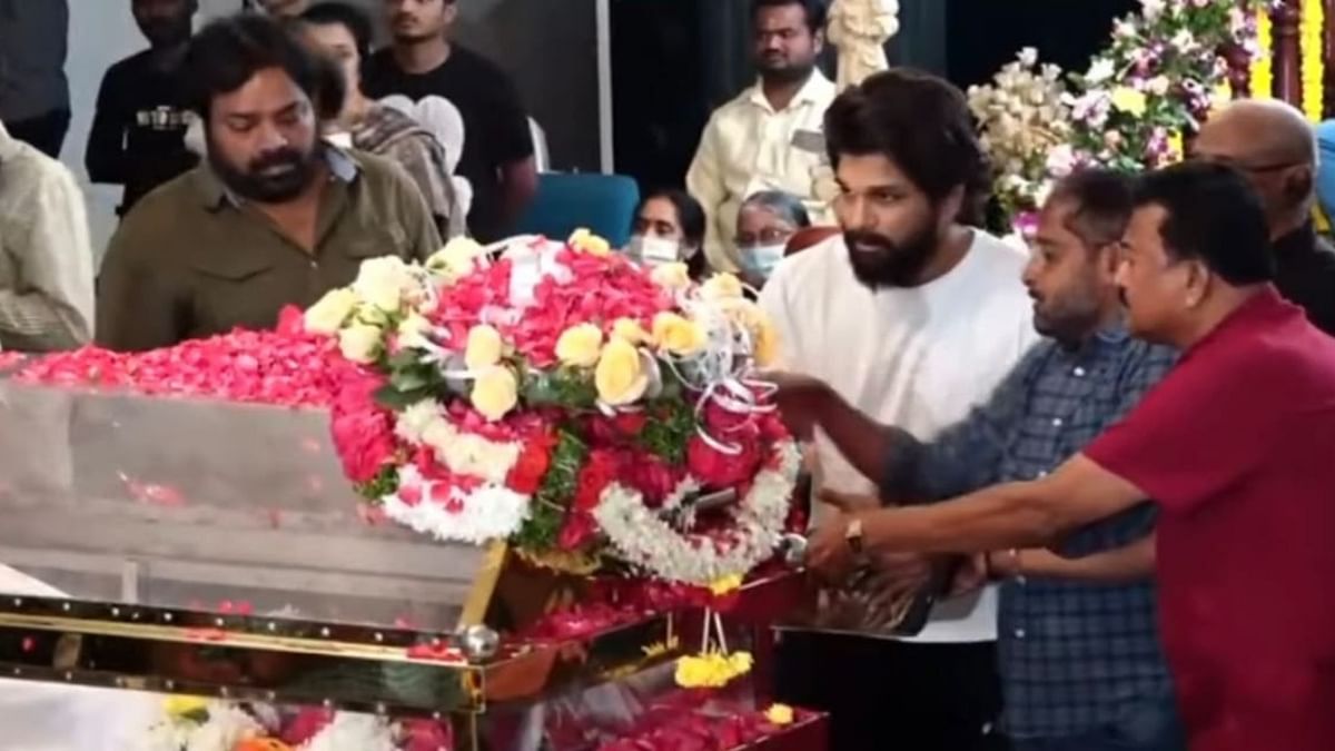 'Pushpa' star Allu Arjun pays his last respects to the mortal remains of Telugu superstar Krishna in Hyderabad. Credit: Special Arrangement