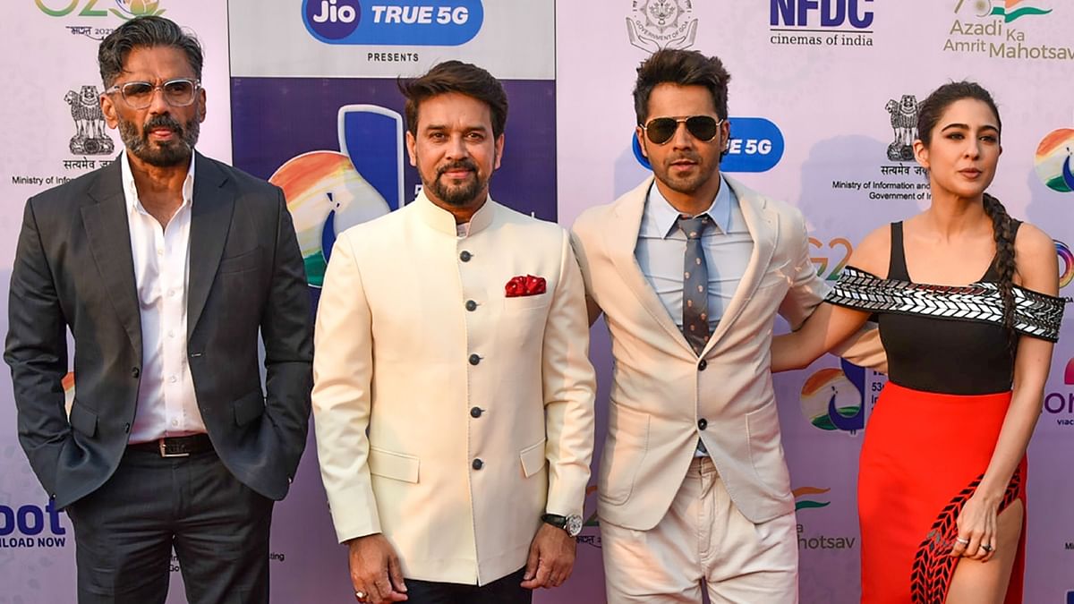 Anurag Singh Thakur flanked by Bollywood actors Suniel Shetty, Varun Dhawan and Sara Ali Khan. Credit: PIB