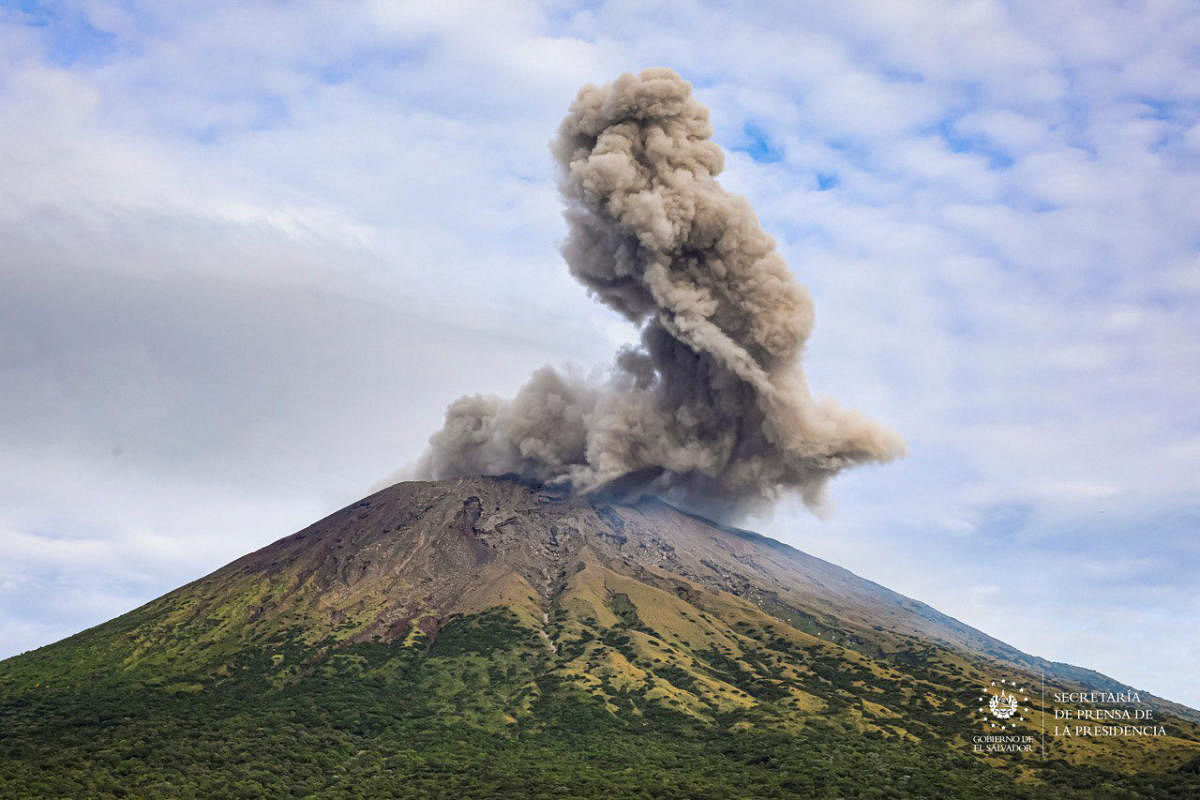 Smoke rises from San Miguel volcano, locally known as Chaparrastique, near San Miguel, El Salvador. Credit: SECRETARIA DE PRENSA DE LA PRESIDENCIA/via REUTERS