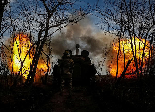 Ukrainian servicemen fire a self-propelled howitzer toward Russian positions. Credit: Reuters Photo