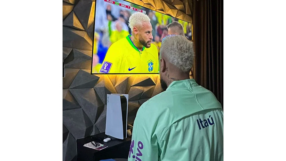 WATCH: Neymar Lookalike Goes Viral & Tricks Hundreds of Fans at 2022 World  Cup