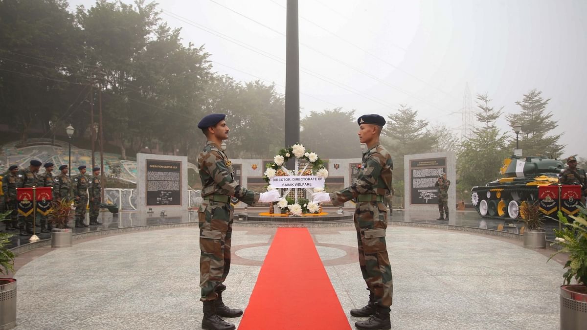 In Pics | Political Bigwigs & Armymen pay tribute on Vijay Diwas 2022