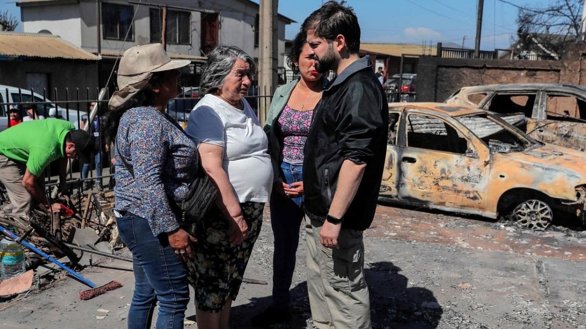 Chile's President Gabriel Boric speaks with victims of the forest fire that affected the hills of Viña del Mar, in the Valparaiso region, Chile. Credit: AFP photo