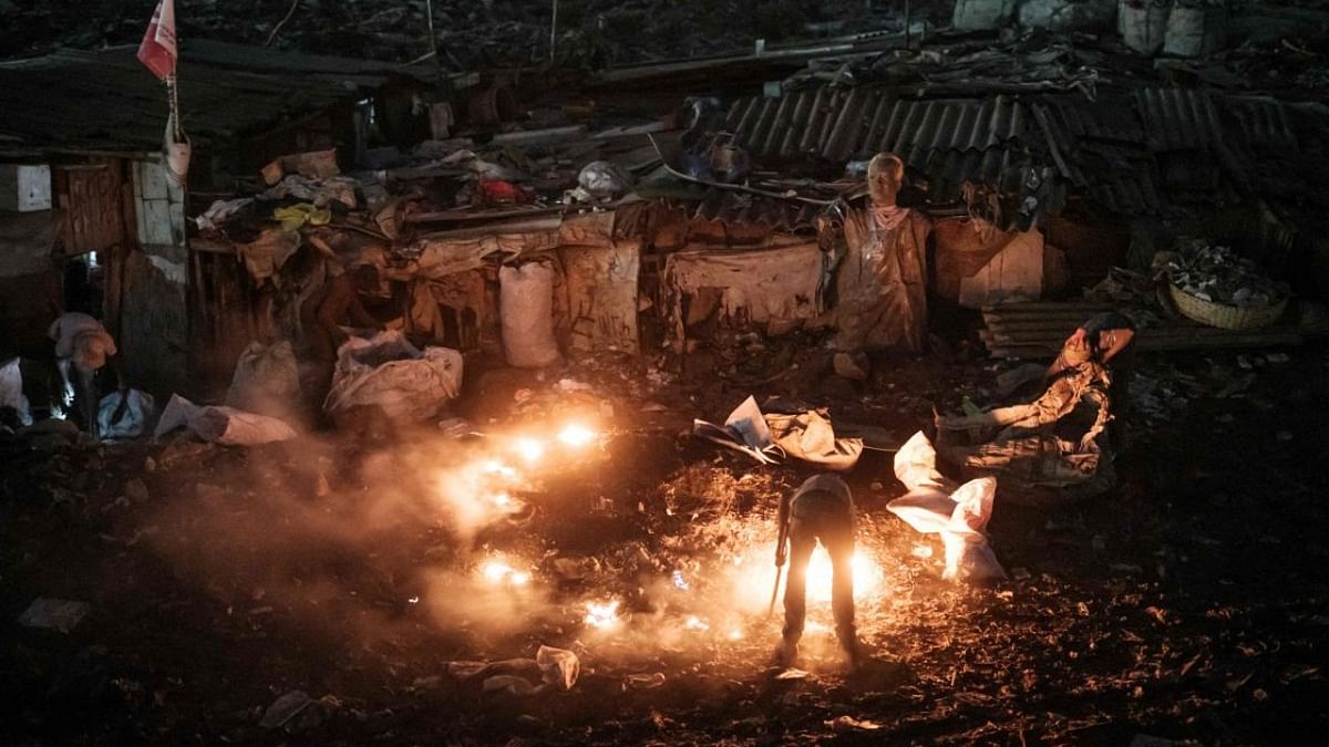 Scavengers extract metals in an open fire in Dandora dumpsite in Nairobi. Credit: AFP Photo