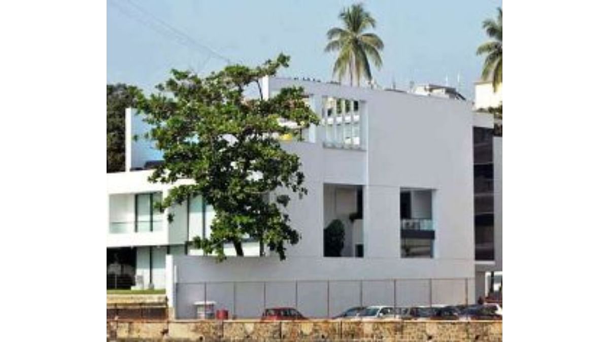 Ratan Tata lives in a huge mansion located near Colaba post office. Built over 13,350 square feet, this sea-facing three-storied house is estimated to cost close to Rs 200 crore. Credit: Starsunfolded