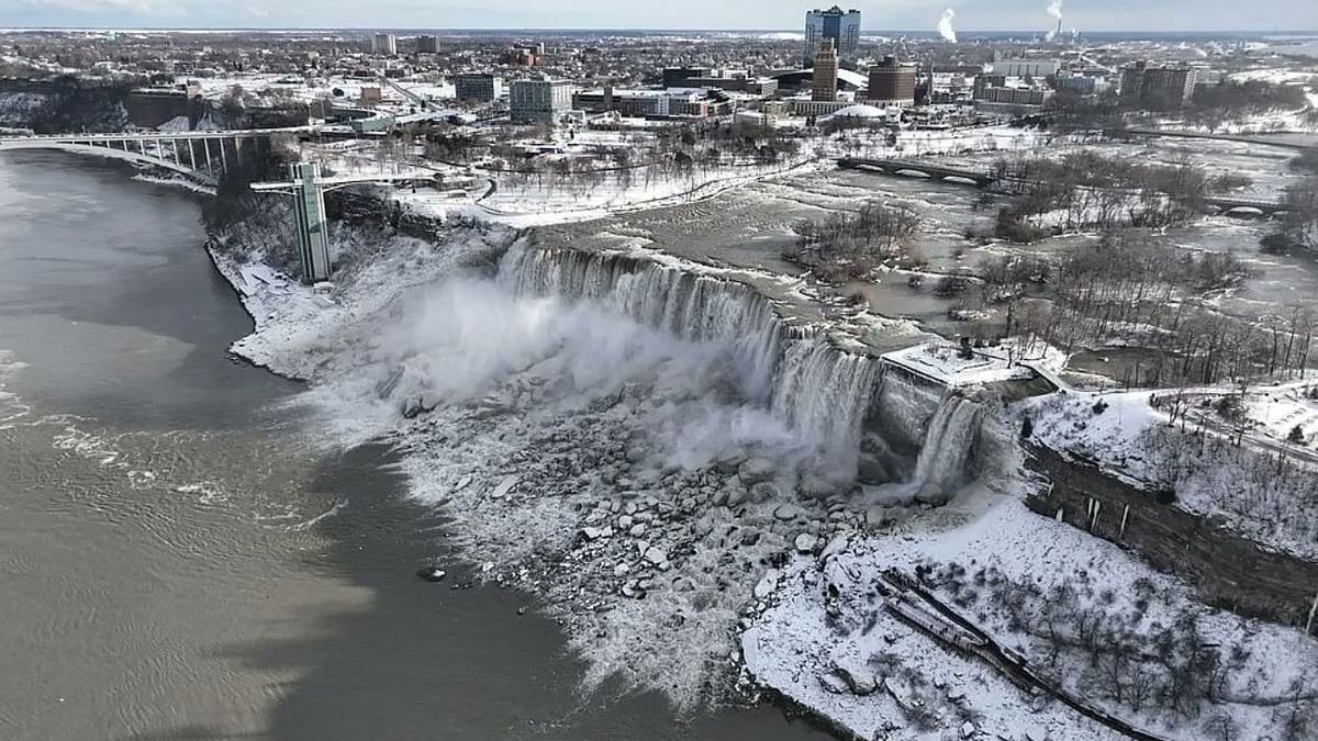 The temperatures have fallen well below the freezing mark and the Niagara Falls and its surroundings areas have become a Winter Wonderland. Credit: Twitter/@EvanKirstel