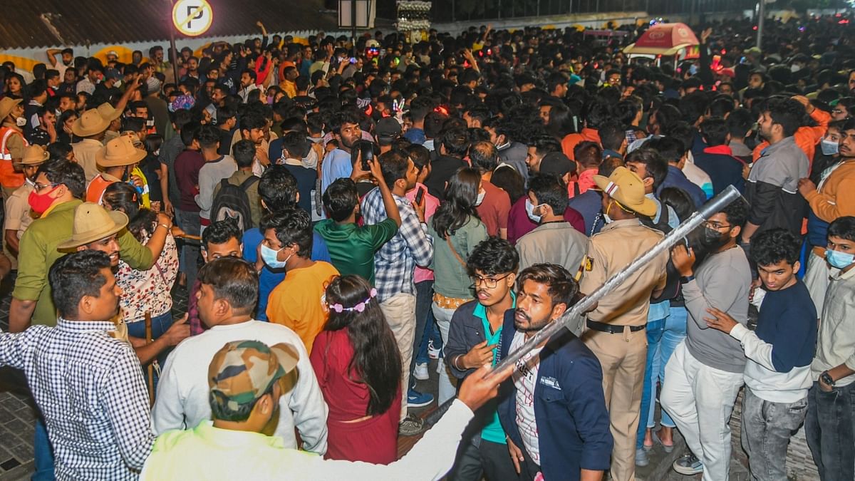 People started flocking to party places as early as the afternoon and by 9:00 pm most streets were full. Credit: SK Dinesh/DH Photo