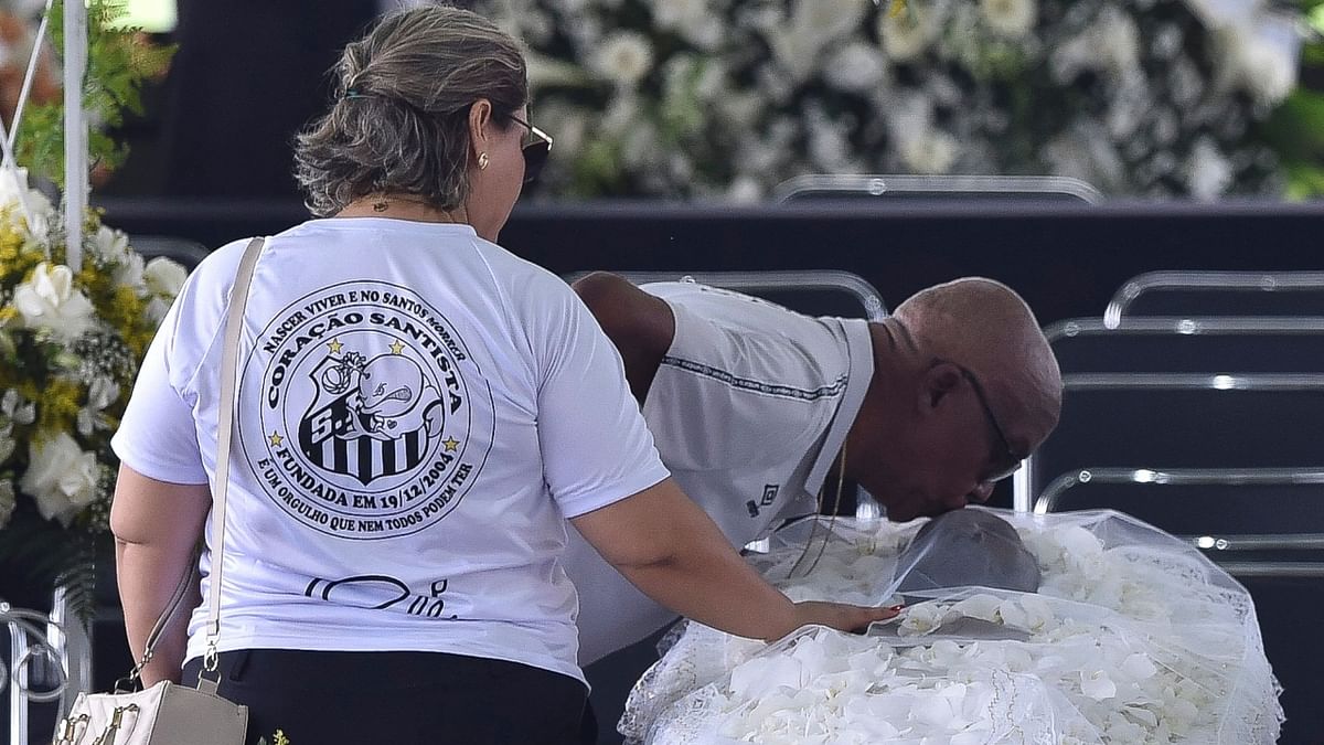 Former Santos player Serginho Chulapa kisses Pele during his funeral. Credit: AFP Photo