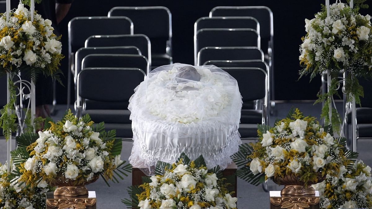 Pele funeral : Thousands bid adieu to the football God