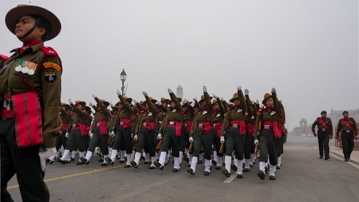 A thick fog blanketed the city on Tuesday morning blocking any sunlight from touching the ground. Credit: PTI Photo