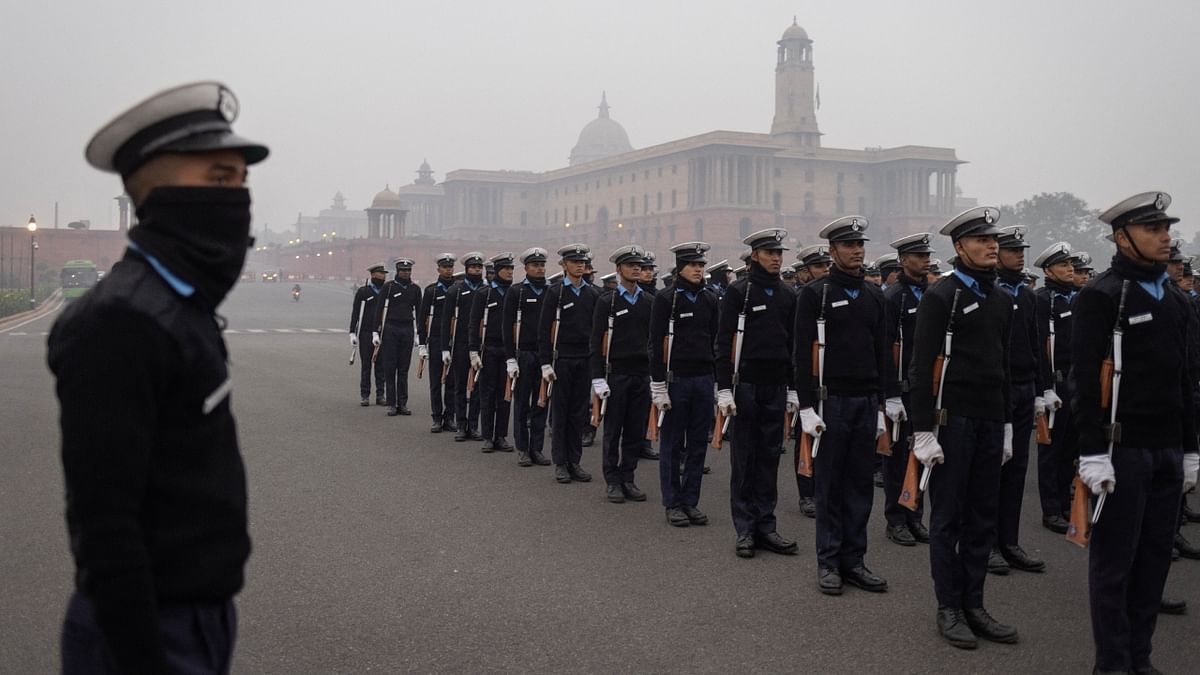 Despite the poor visibility, Jawans were seen rehearsing at the Kartavya Path during a cold morning, in New Delhi. Credit: Reuters Photo