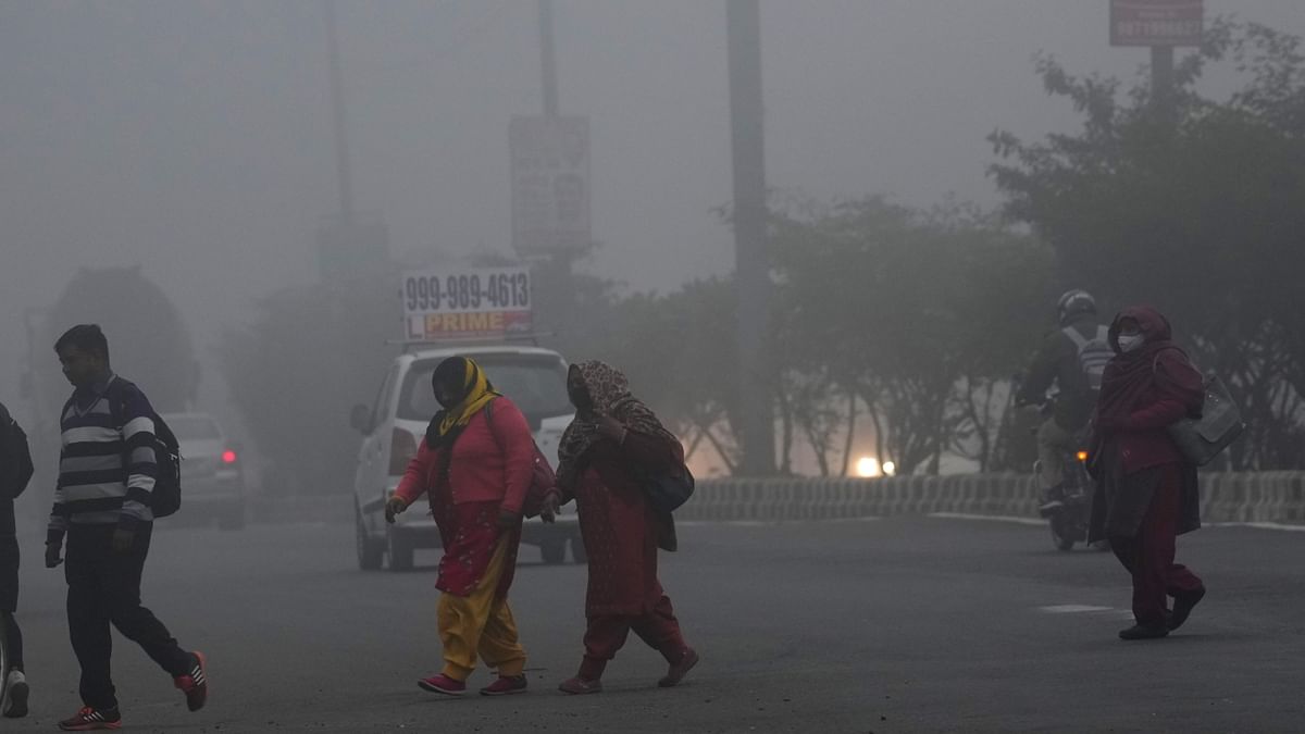 Delhiites woke up to the coldest morning of the season with mercury plummeting to 3 degrees Celsius. Credit: PTI Photo