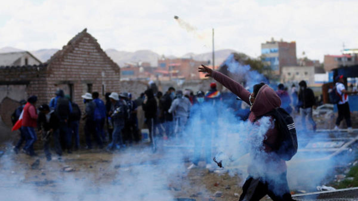 Demonstrators clash with security forces in Juliaca. Credit: Reuters Photo