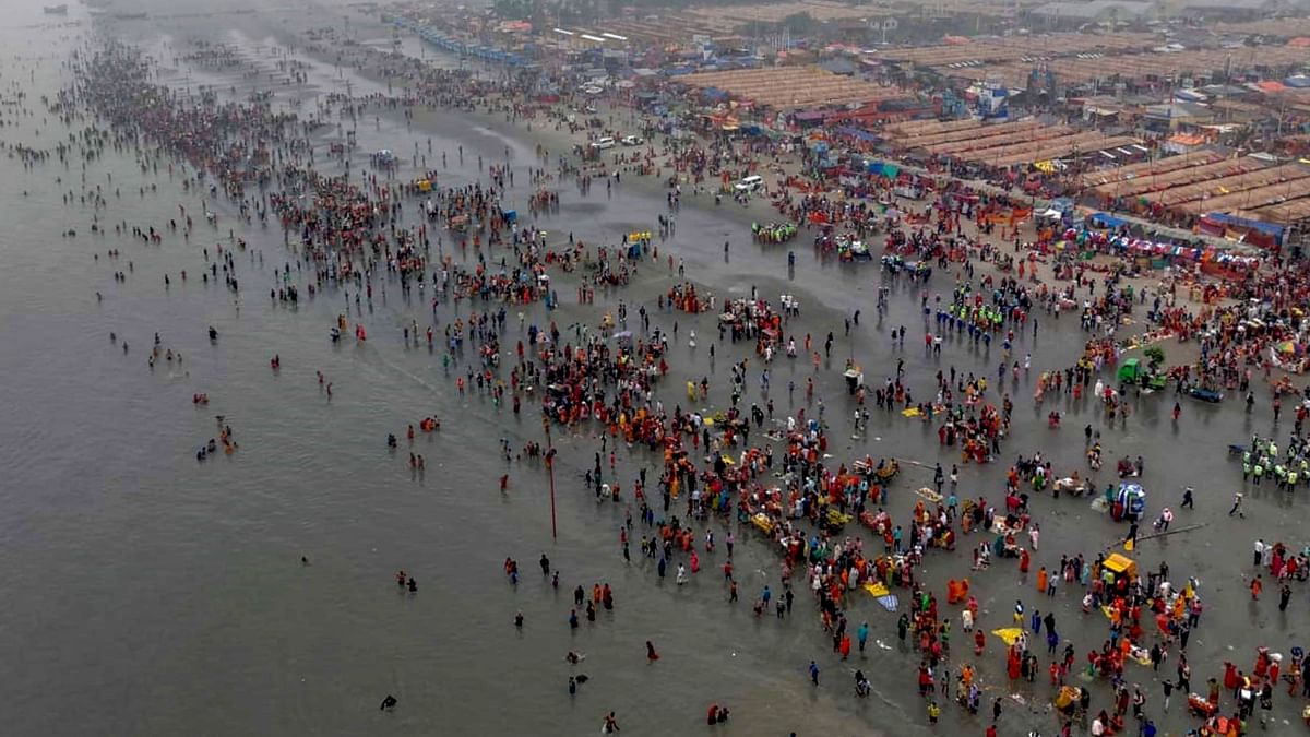 Braving the extreme cold weather, thousands of people across the nation took a dip in rivers to mark Makar Sankranti. Credit: PTI Photo