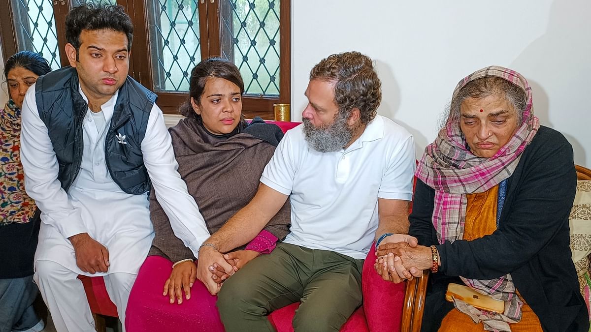 Congress MP Rahul Gandhi offers condolences to family members of former union minister Sharad Yadav, who passed away on January 12, at Chhatarpur in New Delhi. Credit: PTI Photo