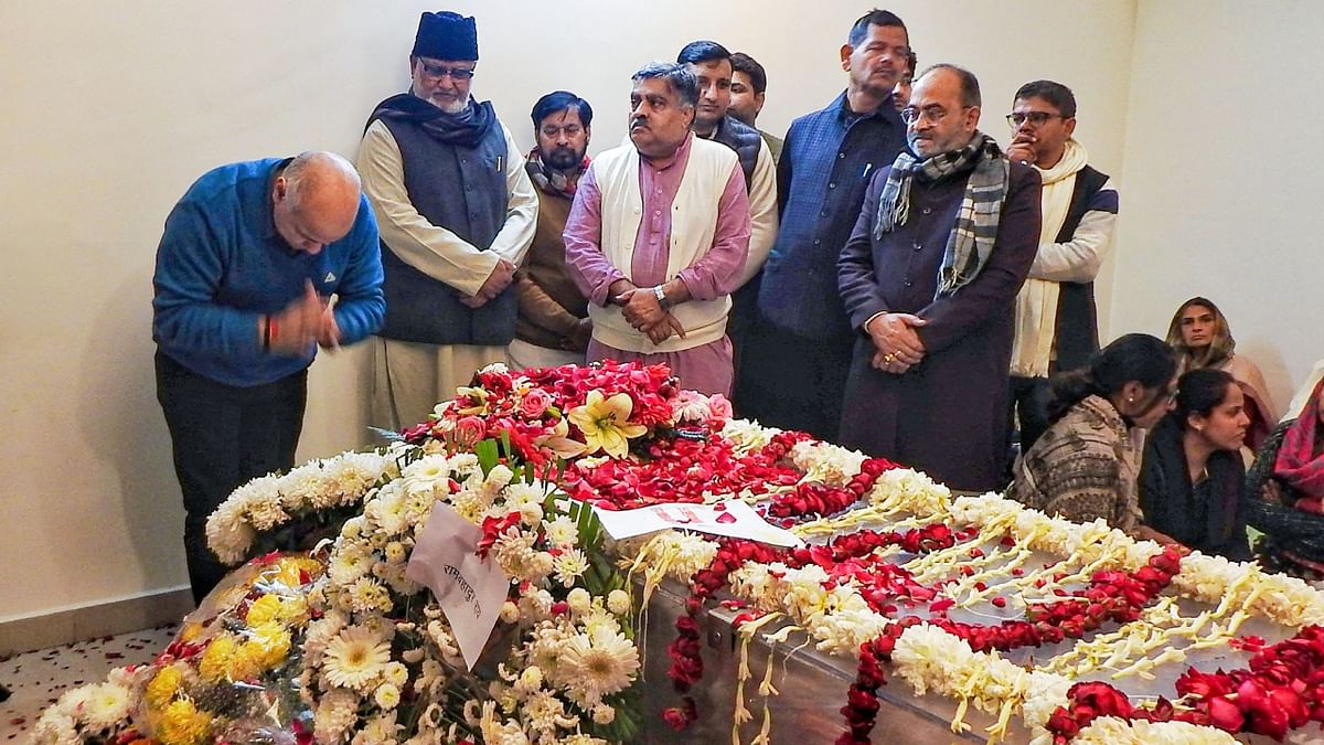 Delhi Deputy CM Manish Sisodia pays tribute to the mortal remains of former union minister Sharad Yadav, at Chhatarpur in New Delhi. Credit: PTI Photo