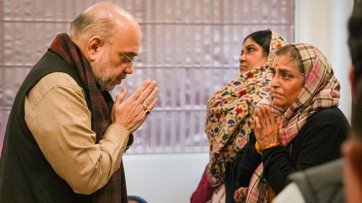 Union Home Minister Amit Shah offers condolences to Rekha Yadav, wife of former union minister Sharad Yadav, at Chhatarpur in New Delhi. Credit: PTI Photo