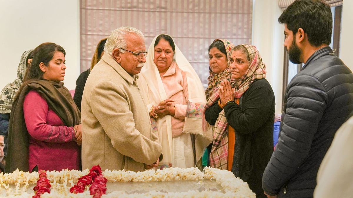Haryana Chief Minister Manohar Lal offers condolences to Rekha Yadav at Chhatarpur in New Delhi. Credit: PTI Photo