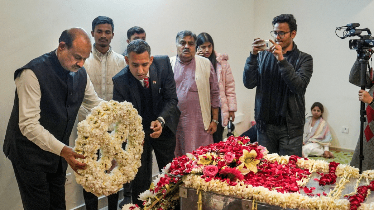 Lok Sabha Speaker Om Birla pays his last respects to former union minister Sharad Yadav, at Chhatarpur in New Delhi. Credit: PTI Photo