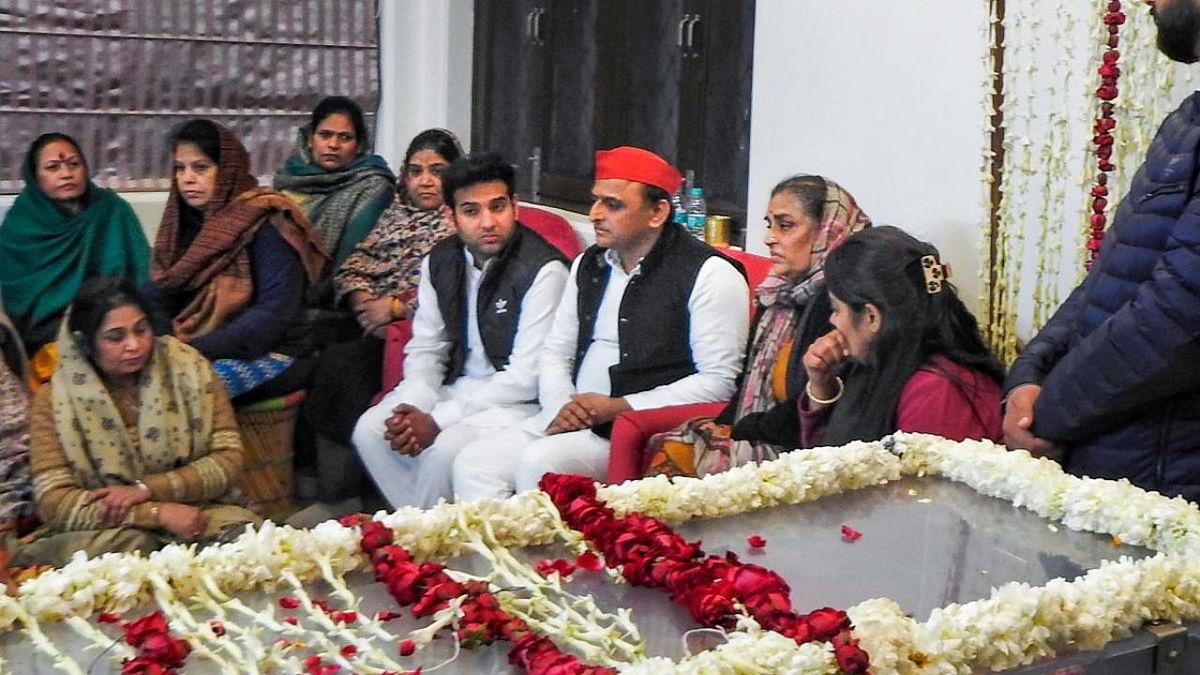 Samajwadi Party Chief Akhilesh Yadav after paying tribute to the mortal remains of former union minister Sharad Yadav, at Chhatarpur in New Delhi. Credit: PTI Photo
