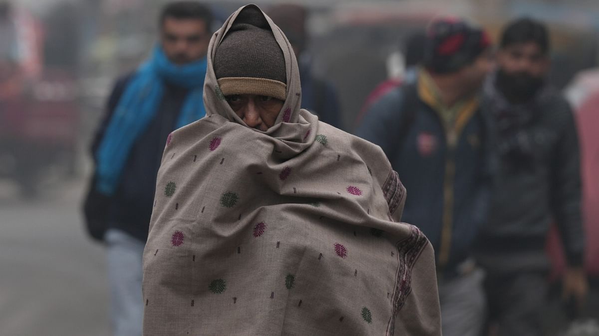 The minimum temperature in the national capital has dropped by around 9 notches in just 2 days. It was 10.2 degrees Celsius on Saturday and 4.7 degrees Celsius on Sunday. Credit: PTI Photo