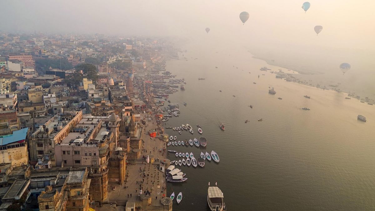 Braving odd weather, people of all ages gathered at the Dashashwamedh Ghat as the four-day hot-air ballooning event kicked off in Varanasi, an initiative by Uttar Pradesh’s tourism department on January 17. Credit: PTI Photo