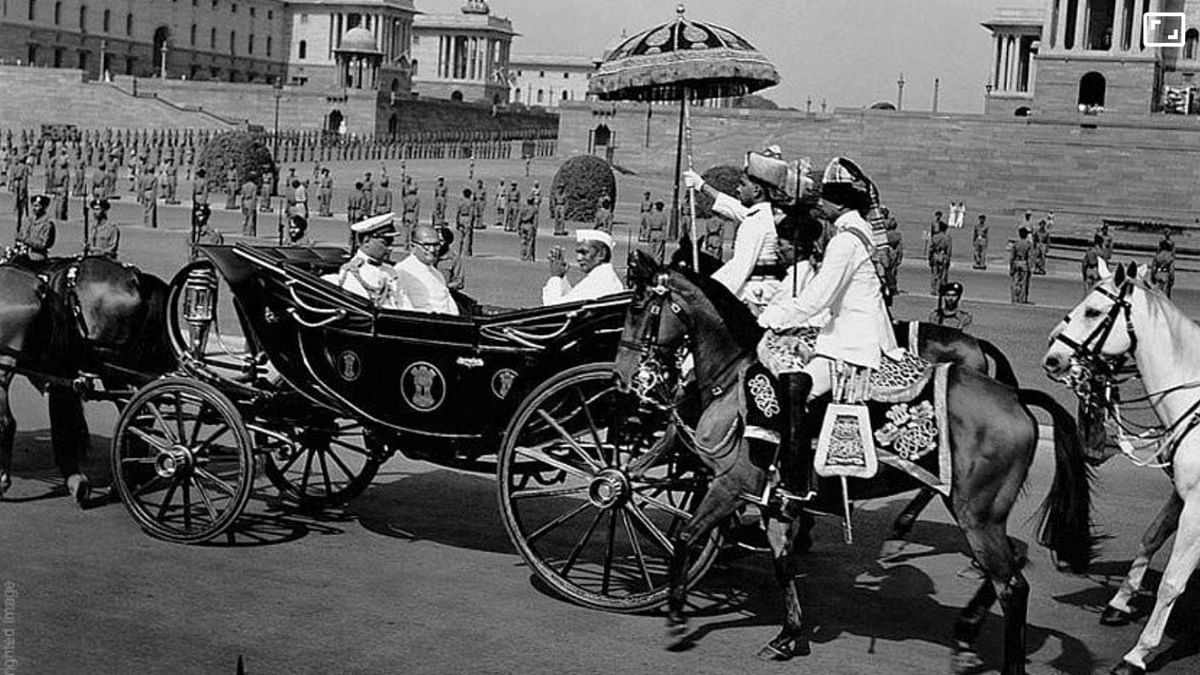 Ex-President Rajendra Prasad rides from Vijay Chowk with Chief Guest President Sukarno of Indonesia during the first Republic Day in 1950. Credit: Twitter/@U_pasana