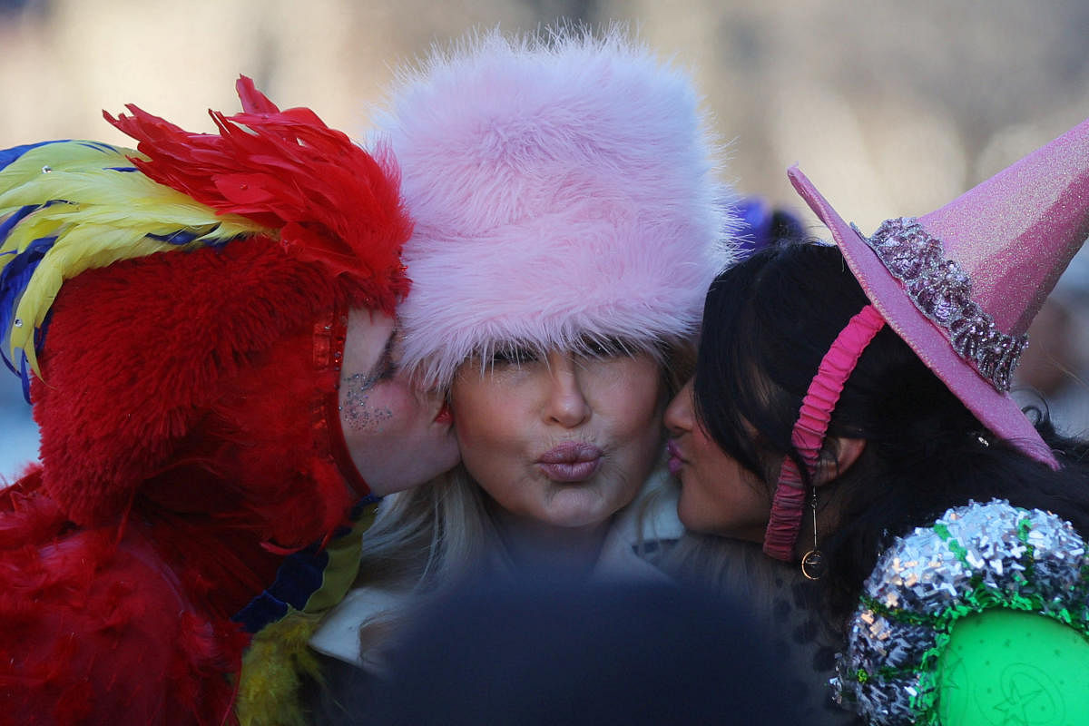 Actor Jennifer Coolidge is kissed by HPT President Lyndsey Mugford (L) and Vice President of the Cast Nikita Hair during a parade to honor Coolidge as Hasty Pudding Theatricals (HPT) Woman of the Year at Harvard University in Cambridge, Massachusetts. Credit: Reuters