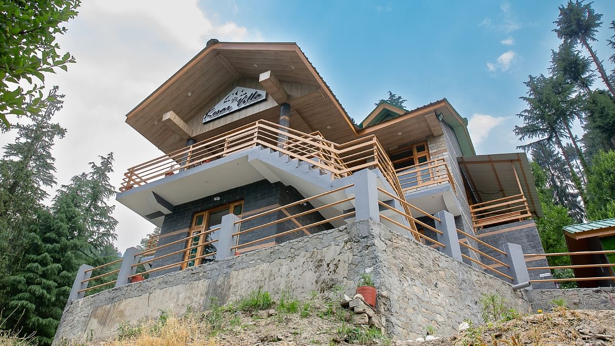 Kesar Villa, Manali: Experience the ultimate rejuvenation at Kesar Villa which is located in the picturesque Naggar-Manali, Himachal Pradesh. Nestled amidst dense pine forests, this 5-bedroom cottage offers a breathtaking 270° view and endless opportunities for outdoor activities such as cycling and hiking. Credit: Special Arrangement